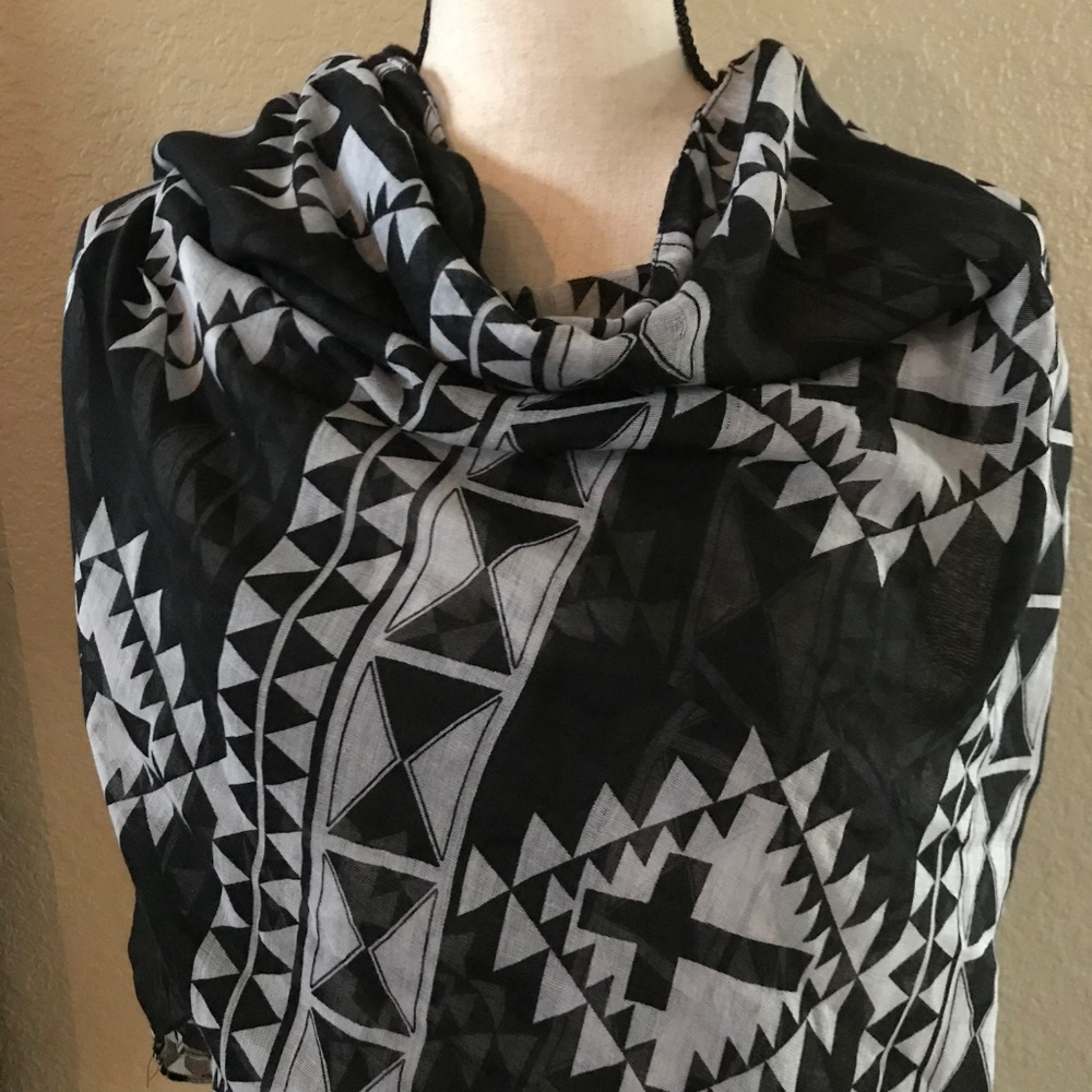 Icon Collection Black & White Infinity Scarf - Picture 3 of 3